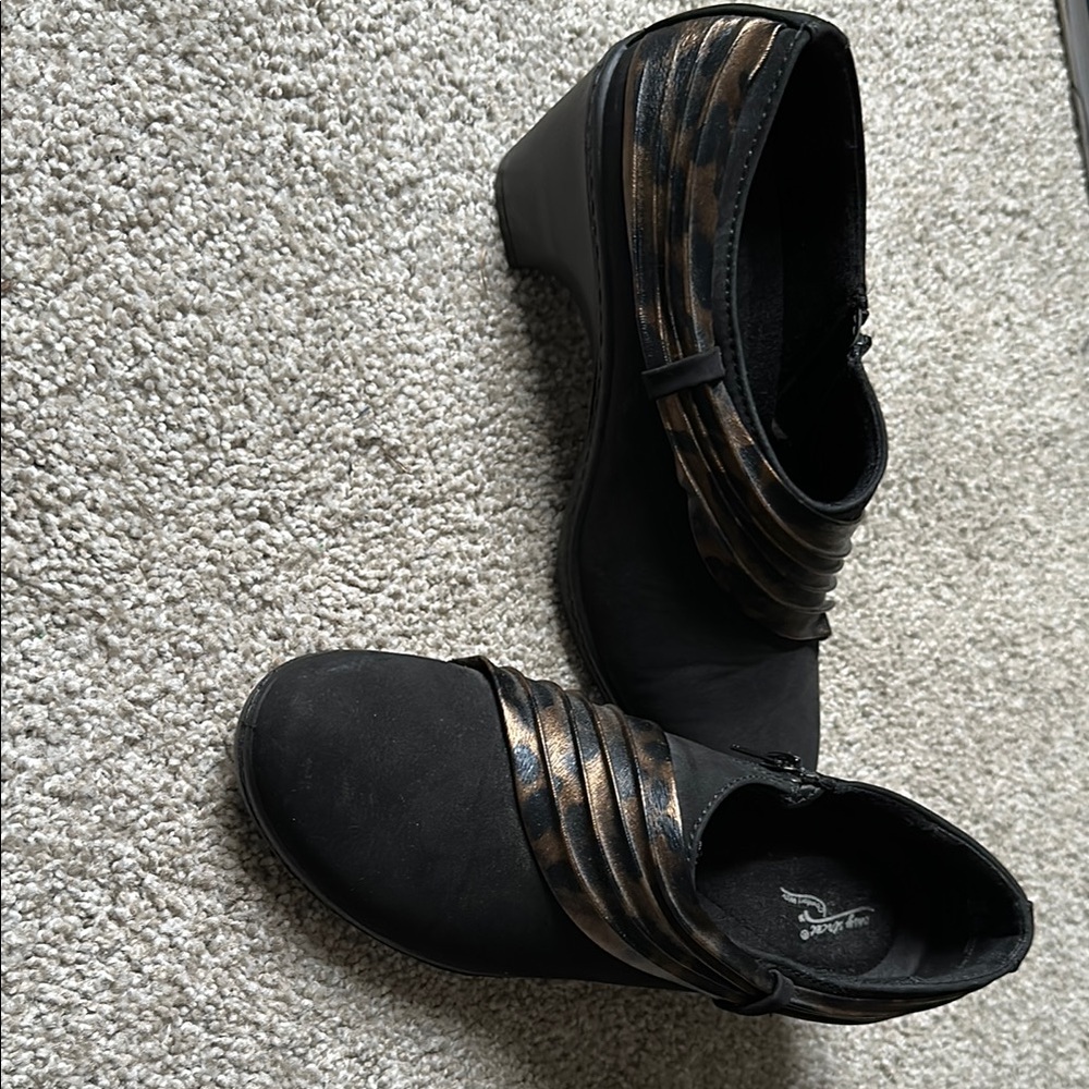 Black and Gold Wedge Shoes Easy Street Comfortable Wave Cheetah design